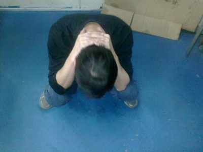 双手抱头趴下不许动！.jpg